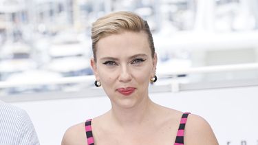Scarlett Johansson posa para los fotógrafos antes de la proyección de la cinta Asteroid City en el 76 Festival de Cannes, el 24 de mayo de 2023, en el sur de Francia.