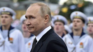 El presidente de Rusia, Vladimir Putin (C), revisa las tropas navales mientras asiste al desfile naval principal que marca el Día de la Marina Rusa, en San Petersburgo el 31 de julio de 2022. Archivo