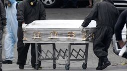 Los empleados de una compa&ntilde;&iacute;a funeraria mueven el ata&uacute;d de una v&iacute;ctima de COVID-19 en el Hospital General de Enfermedades (Hospital General de Enfermedades), en la Ciudad de Guatemala el 13 de julio de 2020. M&eacute;dicos, diputados y la Oficina del Procurador de los Derechos Humanos (PDH) La alarma sobre el inminente colapso del sistema de salud de Guatemala debido al aumento de los casos de COVID-19.