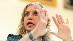 Debbie Wasserman Schultz es miembro de la Cámara de Representantes de EEUU por Florida. Debbie Wasserman Schultz es miembro de la Cámara de Representantes de EEUU por Florida.
