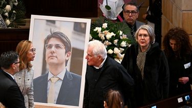 Miguel Uribe Londoño (C), padre del fallecido candidato presidencial colombiano Miguel Uribe Turbay, asiste al velatorio de su hijo en el Congreso de Bogotá el 11 de agosto de 2025. El candidato presidencial colombiano Miguel Uribe falleció dos meses después de recibir un disparo en la cabeza durante un acto de campaña, según anunció su esposa la madrugada del 11 de agosto de 2025. El estado del legislador había vuelto a ser crítico tras sufrir una nueva hemorragia cerebral relacionada con el intento de asesinato durante un mitin el 7 de junio, en el que recibió tres disparos, dos de ellos en la cabeza.&nbsp;