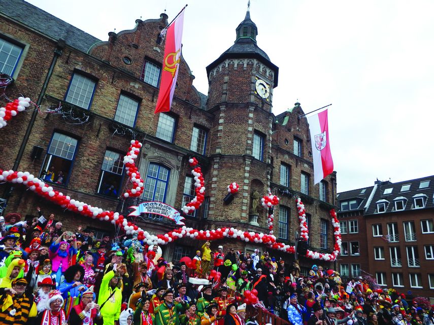Los alemanes invaden las calles en busca de diversión.
