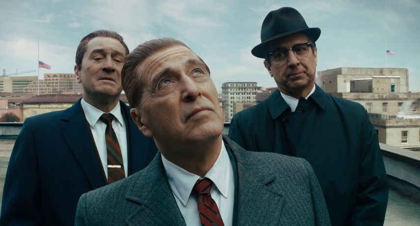 En esta imagen difundida por Netflix, de izquierda a derecha, Robert De Niro, Al Pacino y Ray Romano en una escena de The Irishman.&nbsp;