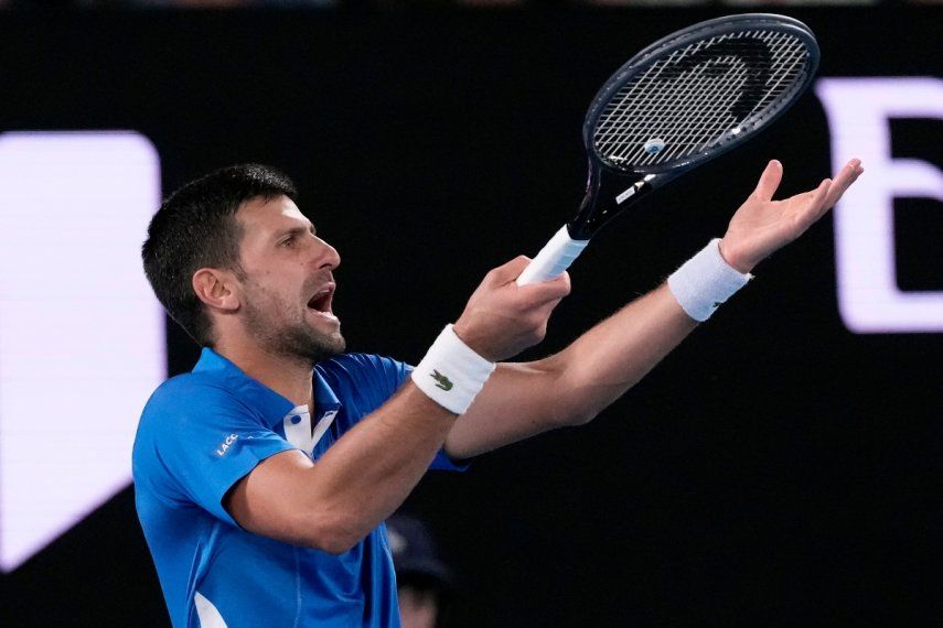 El serbio Novak Djokovic protesta durante su partido de la primera ronda del Abierto de Australia frente al croata Dino Prizmic, el domingo 14 de enero de 2024&nbsp;