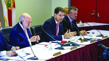 De izq. a derecha: Dr. Eduardo Padrón, Bernie Navarro, presidente de la junta del fideicomiso del MDC y Benjamín León III.&nbsp;