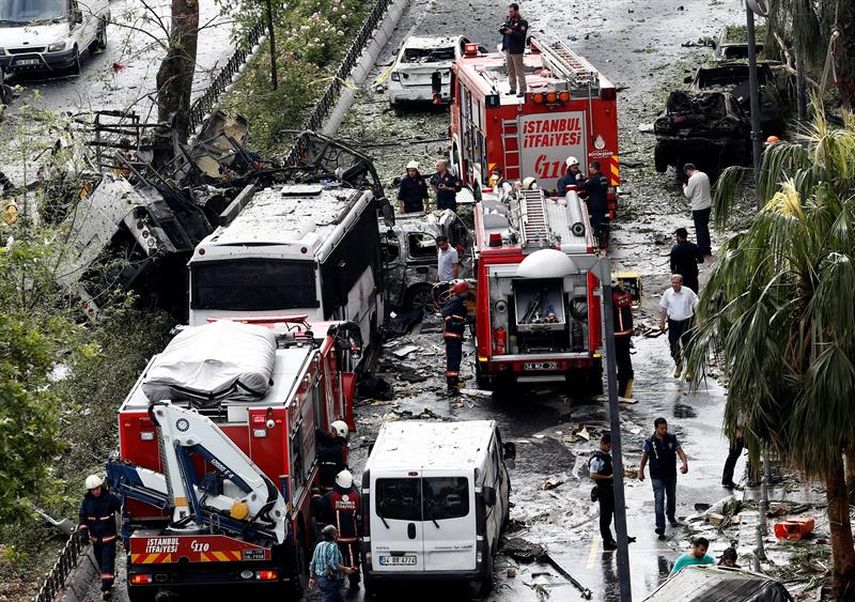Policías inspeccionan el lugar donde se ha producido un atentado en Estambul en Turquía donde estalló un coche bomba al paso de un autobús policial en el centro histórico de de la ciudad (EFE) 