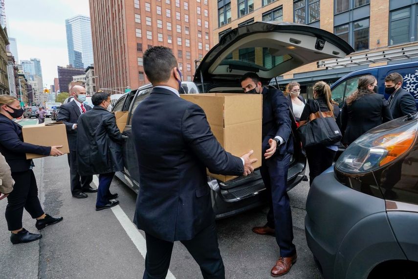Agentes del FBI sacan cajas conn supuesta evidencia de la sede del gremio policial Sergeants Benevolent Association en Manhattan, Nueva York, el martes, 5 de octubre del 2021.&nbsp;