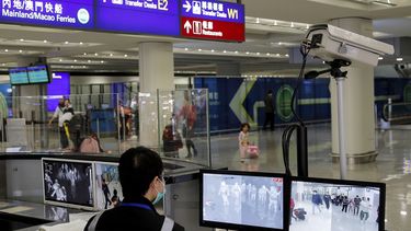 Fotograf&iacute;a de archivo del 4 de enero de 2020 de un agente de supervisi&oacute;n de salud mientras monitorea pasajeros que llegan al aeropuerto internacional de Hong Kong.&nbsp;