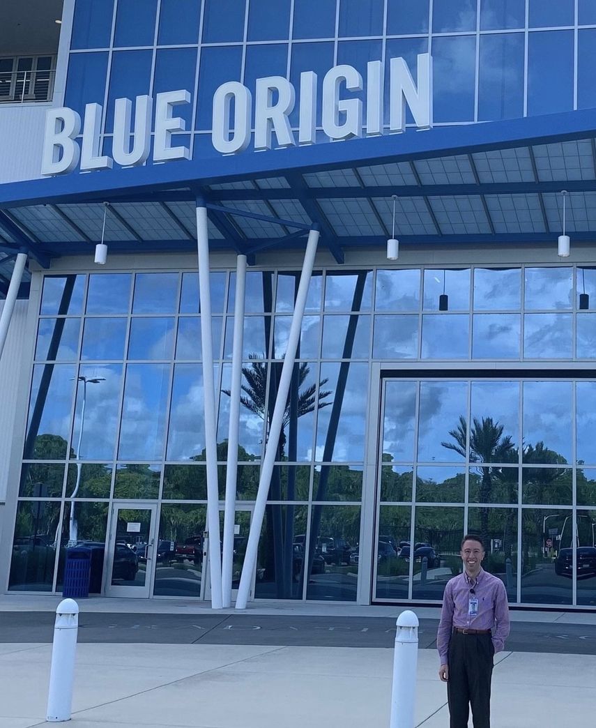 El ingeniero aeroespacial Jason Manuel Quiroga a las afueras de Blue Origin, empresa de exploración espacial de Jeff Bezos.
