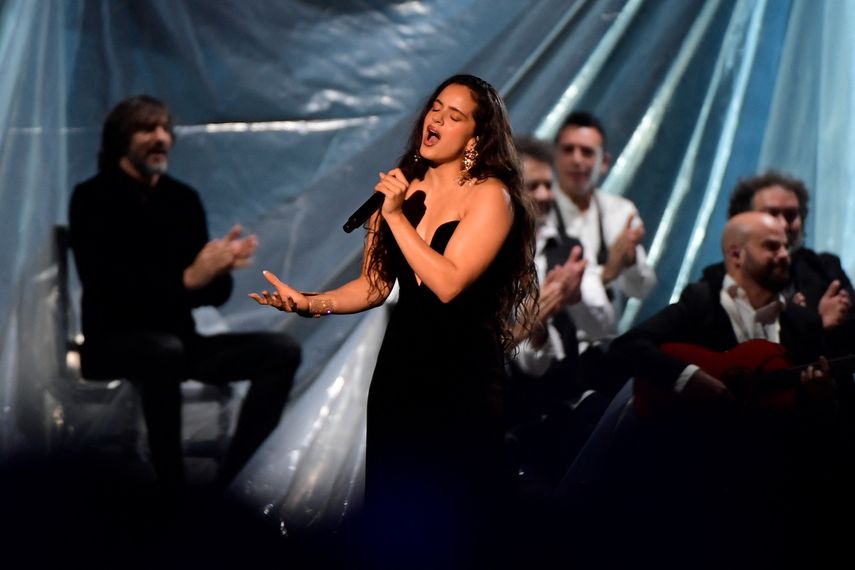 La cantante española Rosalía actúa durante la 24ª ceremonia anual de los Premios Grammy Latinos en el Centro de Conferencias y Exposiciones (FIBES) de Sevilla el 16 de noviembre de 2023.&nbsp;