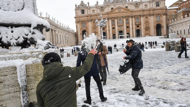 Turistas se lanzan bolas de nieve en la plaza de El Vaticano.&nbsp;