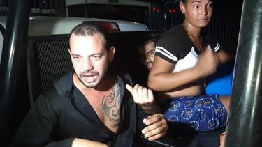 Migrantes&nbsp;cubanos&nbsp;son detenidos por autoridades migratorias de México cuando protagonizaron un motín por la falta de alimentos y agua, según declaraciones de algunos de ellos en el albergue Siglo 21, en el municipio de Tapachula (México) el 29 de abril.&nbsp;