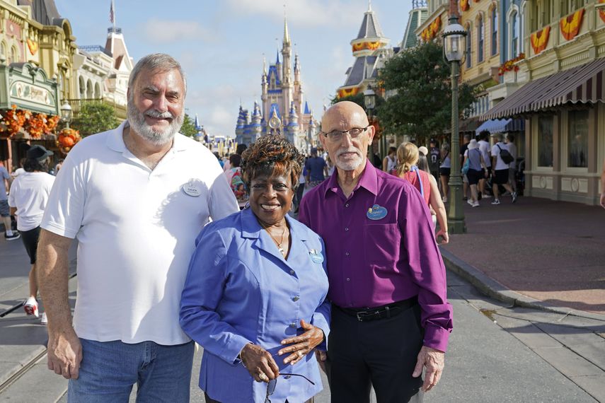 Trabajadores de Walt Disney World de izquierda a derecha: Chuck Milam, Earliene Anderson y Forrest Bahruth en Magic Kingdom el 30 de Agosto de 2021 en Lake Buena Vista, Florida, celebran sus 50 años trabajando en el parque.&nbsp;