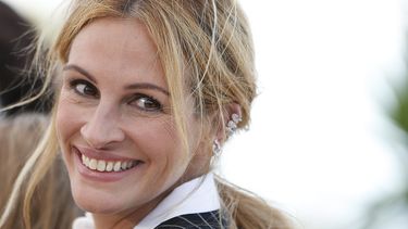 La actriz Julia Roberts sonríe para las cámaras en el Festival de Cine de Canes, donde presentó la película Money Monster, en 2016.