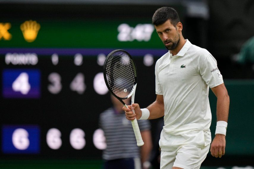 El serbio Novak Djokovic celebra después de vencer al italiano Jannik Sinner en la semifinal varonil de Wimbledon, el viernes 14 de julio de 2023, en Londres.&nbsp;