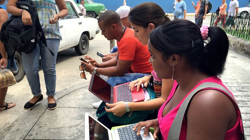 Acceder a Internet desde espacios públicos es también una estrategia del régimen para desestimular que los cubanos puedan navegar libremente, porque queda abolida la privacidad del ciudadano.
