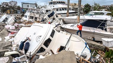 Un hombre toma fotos a los barcos dañados por el paso del huracán Ian en Fort Myers, Florida, el 29 de septiembre de 2022.