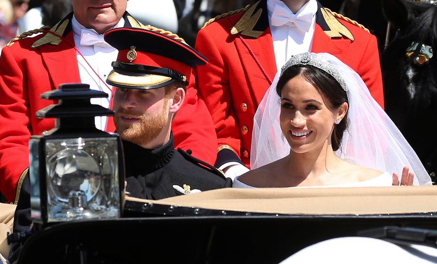 El duque Enrique de Sussex y su esposa, la duquesa Meghan de Sussex, saludan al público en la carroza&nbsp;real, tras la ceremonia de su&nbsp;boda&nbsp;en la capilla de San Jorge del castillo de Windsor a las afueras de Londres.