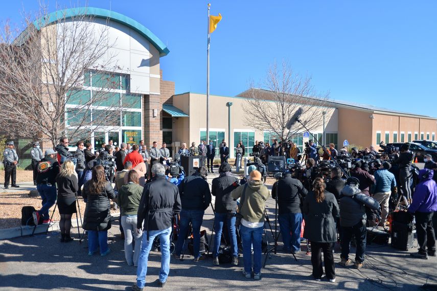 Primera Fiscal de Distrito Judicial Mary Carmack-Altwies para el estado de Nuevo México, habla durante una conferencia de prensa en el Edificio de Seguridad Pública del Condado de Santa Fe para actualizar a los medios sobre el accidente de tiroteo en el set de la película Rust en el 27 de octubre de 2021 en Santa Fe, Nuevo México. Los cargos contra Alec Baldwin no han sido descartados.