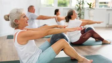 Personas mayores haciendo una rutina de ejercicio.