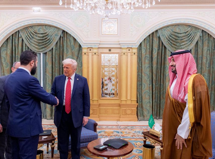 El presidente de Estados Unidos saluda durante su gira por el Medio Oriente al líder sirio Ahmed&nbsp; Al-Sharaa.