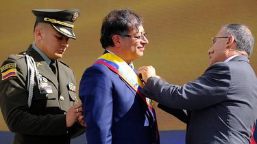 Petro es investido como primer presidente de izquierda de Colombia