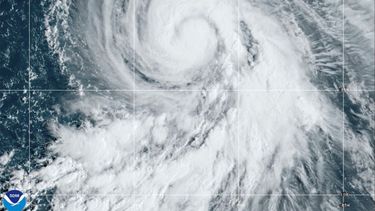 En esta imagen de satélite, proporcionada por la Oficina Nacional de Administración Oceánica y Atmosférica de Estados Unidos (NOAA, por sus siglas en inglés), se ve el huracán Kirk el miércoles 2 de octubre de 2024 en el océano Atlántico.