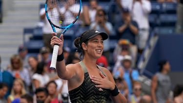 Garbiñe Muguruza festeja su victoria sobre la bielorrusa Victoria Azarenka en la tercera ronda del US Open, el viernes 3 de septiembre de 2021, en Nueva York