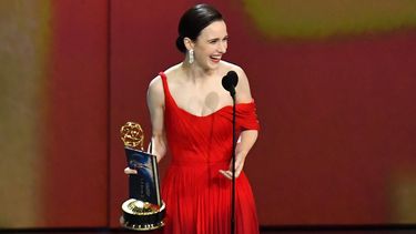 Rachel Brosnahan se alzó con la estatuilla para la mejor actriz principal de serie de comedia por su interpretación en The Marvelous Mrs. Maisel.&nbsp;