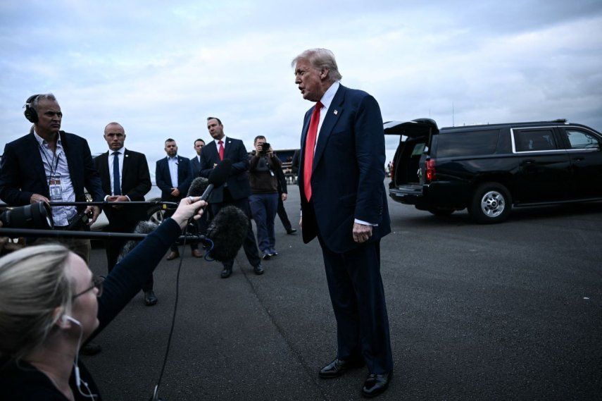 El presidente Donald Trump conversa con la prensa a su arribo a Escocia.