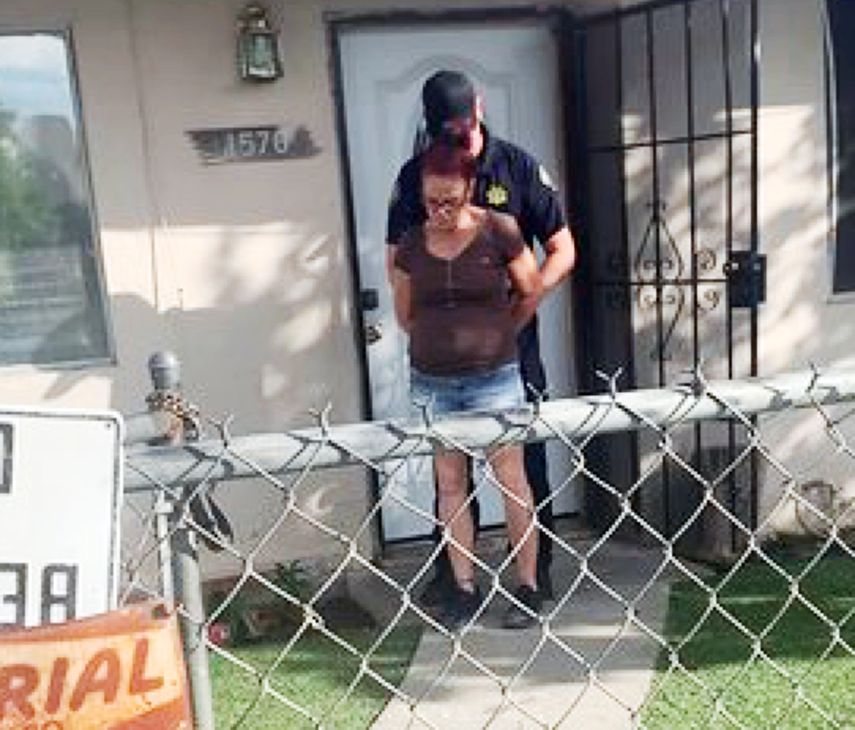 En esta imagen del 22 de abril de 2019 tomada por un agente del Servicio Animal del condado de Riverside, se muestra el arresto de Deborah Sue Culwell en su residencia de Coachella, California.&nbsp;