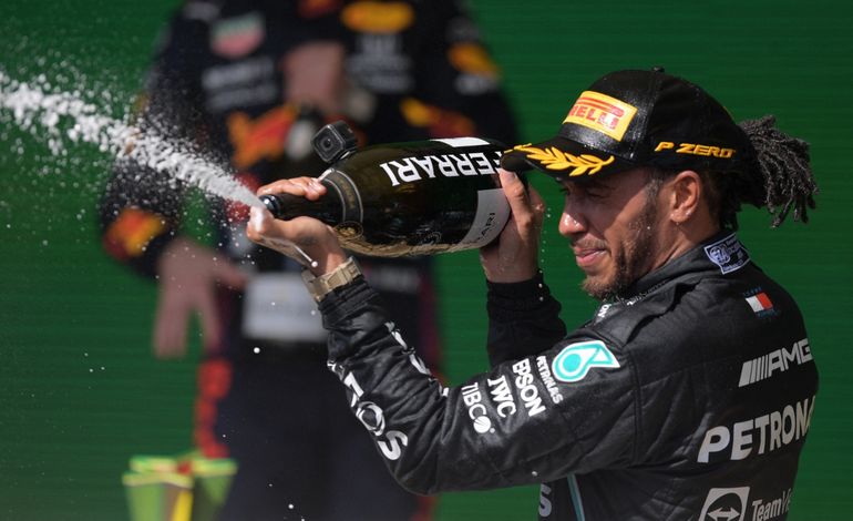 El piloto británico de Mercedes Lewis Hamilton celebra en el podio después de ganar el Gran Premio de Sao Paulo de Fórmula 1 de Brasil en el Autódromo José Carlos Pace, o circuito de Interlagos, en Sao Paulo    