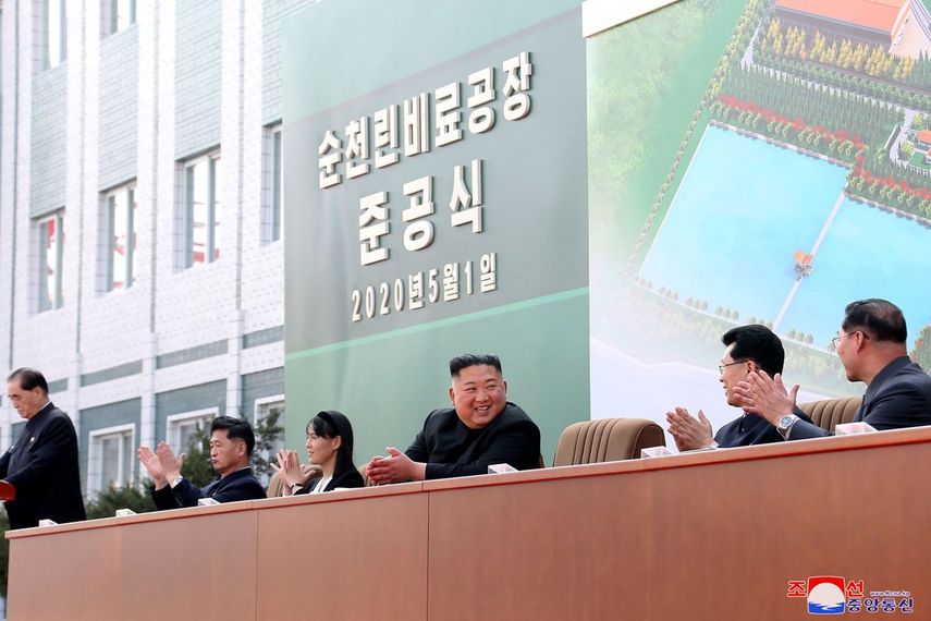 En esta fotograf&iacute;a del viernes 1 de mayo de 2020 proporcionada por el gobierno de Corea del Norte se muestra al l&iacute;der norcoreano Kim Jong Un (centro) mientras aplaude, acompa&ntilde;ado por su hermana Kim Yo Jong, durante una ceremonia en una f&aacute;brica de fertilizantes en Suncheon, cerca de Pyongyang.&nbsp;