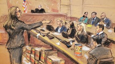 Reproducción de un dibujo de la artista Jane Rosenberg donde aparece la asistente del Fiscal de Estados Unidos, Andrea Goldberg (izq.), junto a varias cajas con documentos y armas encima de una mesa durante el juicio del narcotraficante Joaquín El Chapo Guzmán en el tribunal del Distrito Sur en Brooklyn, Nueva York.