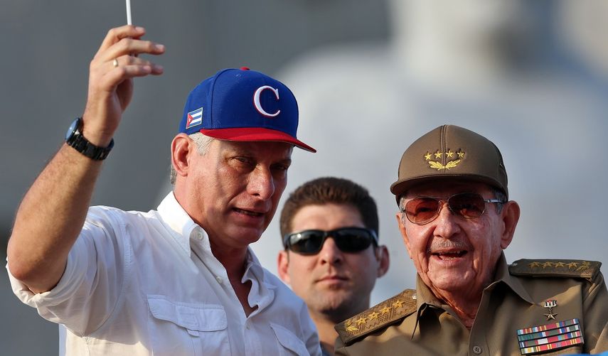 El designado gobernante Miguel Díaz-Canel, junto al general Raúl Castro en la celebración del 1ro. de Mayo de 2018 en La Habana, Cuba.
