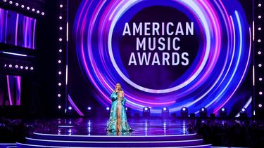 Jennifer López presenta los American Music Awards 2025 en el Teatro BleauLive del Fontainebleau Las Vegas el 26 de mayo de 2025 en Las Vegas, Nevada.
