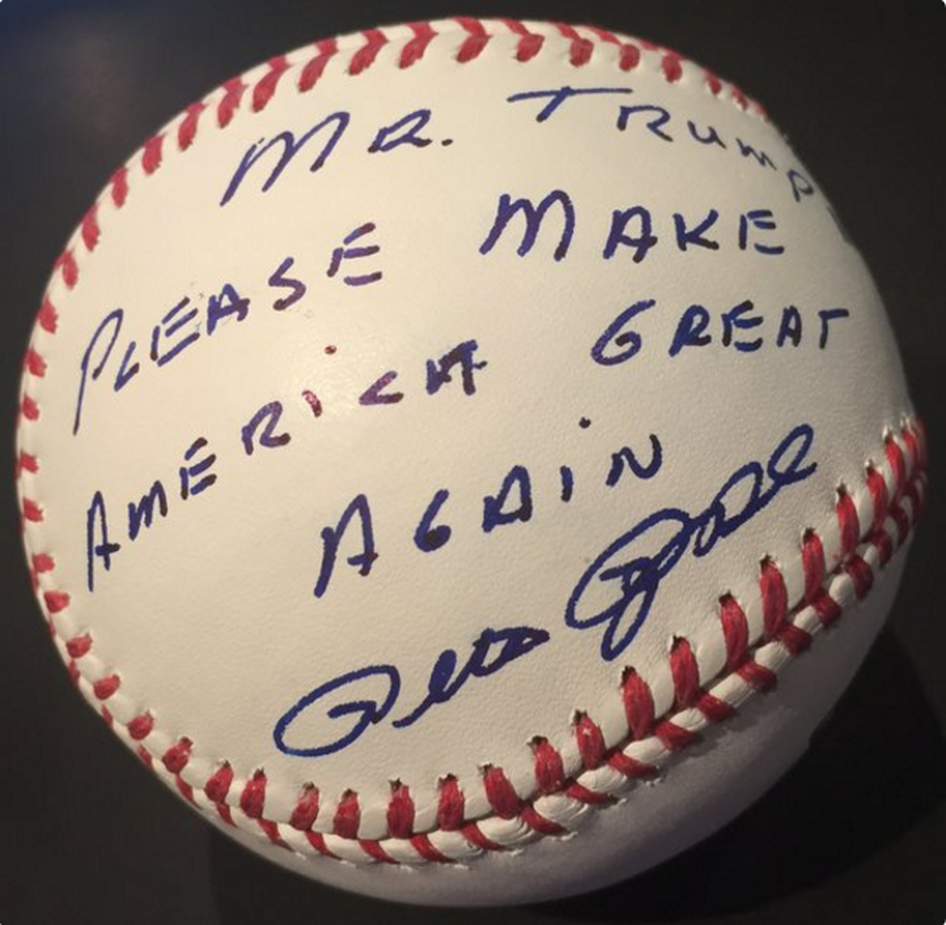 El expelotero envió una pelota autografiada para el magnate con la inscripción Señor Trump, por favor haga de America algo grande nuevamente, y se une a Dennis Rodman y Mike Tyson, en su cruzada por la candidatura del Partido Republicano
