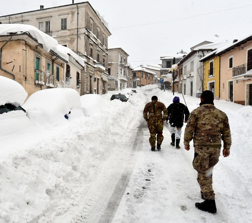 Soldados caminan por las calles cubiertas por metros de nieve en la localidad de Campotosto en la región de Abruzzo (Italia) cerca del epicentro del terremoto que ha sacudido hoy, 18 de enero de 2017, el centro de&nbsp;Italia. &nbsp;