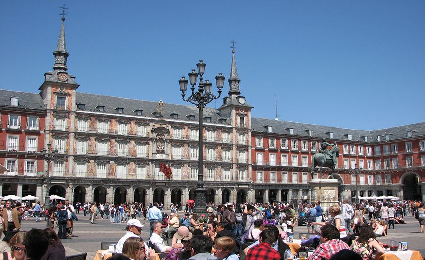 Plaza Mayor vuelve a relucir con sus terrazas y cientos de personas.