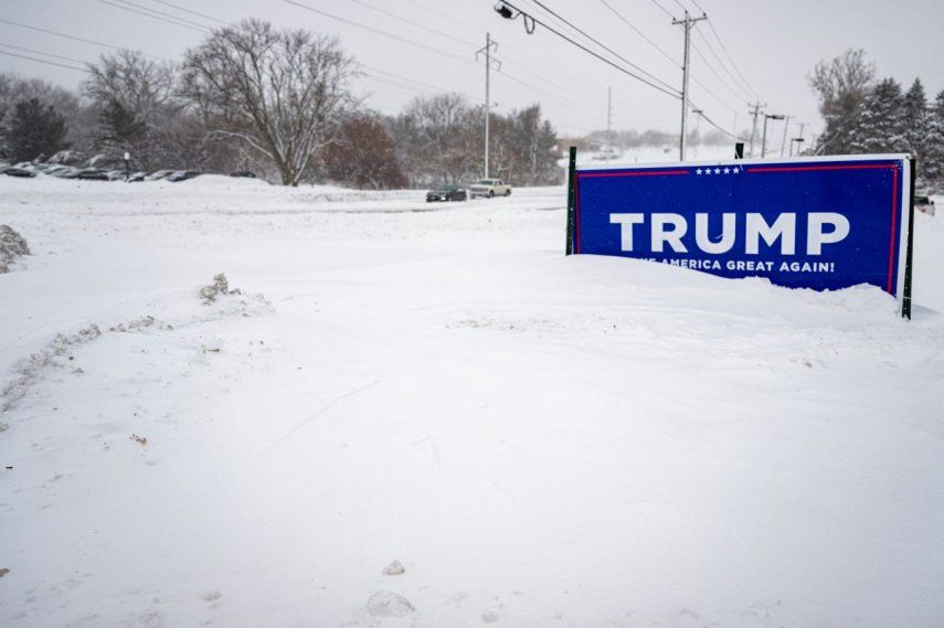 Un cartel de campaña se encuentra en medio la nieve frente a la sede de campaña del expresidente Donald Trump, en Iowa, el 13 de enero de 2024. El caucus de Iowa está programado para el 15 de enero de 2024, la primera votación de la carrera presidencial.