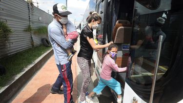 En esta imagen del 30 de abril de 2020, migrantes venezolanos suben a un autob&uacute;s con destino a la frontera venezolana, en medio de la pandemia del nuevo coronavirus, en Bogot&aacute;, Colombia.