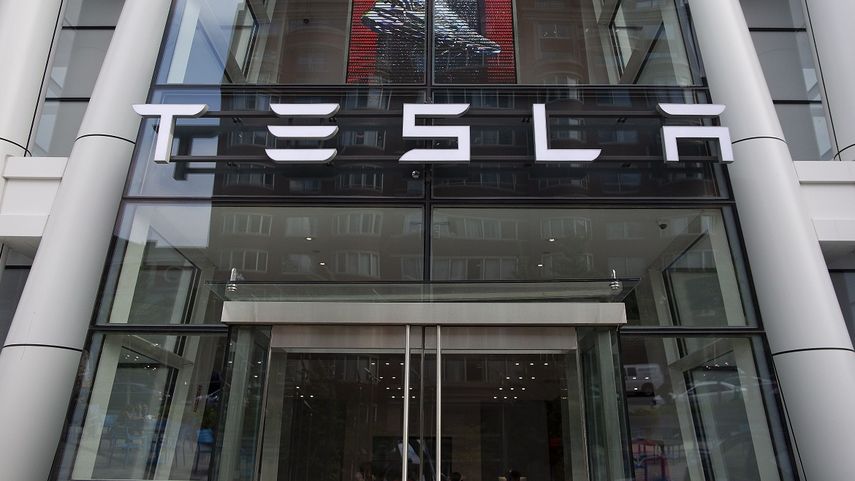 Vista del logo de Tesla en la sala de exposición en Boston, Massachusetts, EEUU, este martes 7 de agosto de 2018.