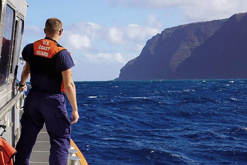 El escampav&iacute;as William Hart de la Guardia Costera de Estados Unidos se dirige hacia el litoral de Na Pali, en la isla hawaiana de Kauai, el viernes 27 de diciembre de 2019, tras la ca&iacute;da en la zona el d&iacute;a anterior de un helic&oacute;ptero tur&iacute;stico con siete personas a bordo.&nbsp;