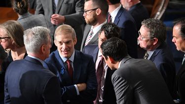 El candidato a presidente de la Cámara de Representantes, Jim Jordan (centro izquierda), habla con varios legisladores, entre ellos, Kevin McCarthy.