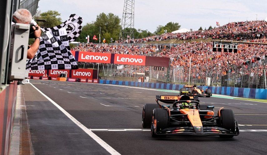 El británico Lando Norris, de McLaren, cruza la línea final para conquistar el Gran Premio de Hungría, el 3 de agosto de 2025.