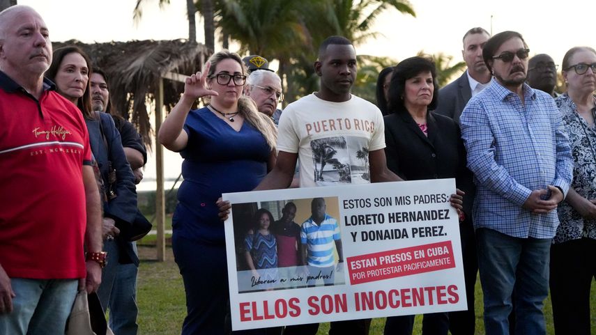 Dairon Hern&aacute;ndez P&eacute;rez, hijo de los presos pol&iacute;ticos cubanos Loreto Hern&aacute;ndez Garc&iacute;a y Donaida P&eacute;rez Paseiro,&nbsp;exhibe una pancarta en reclamo de la libertad de sus padres