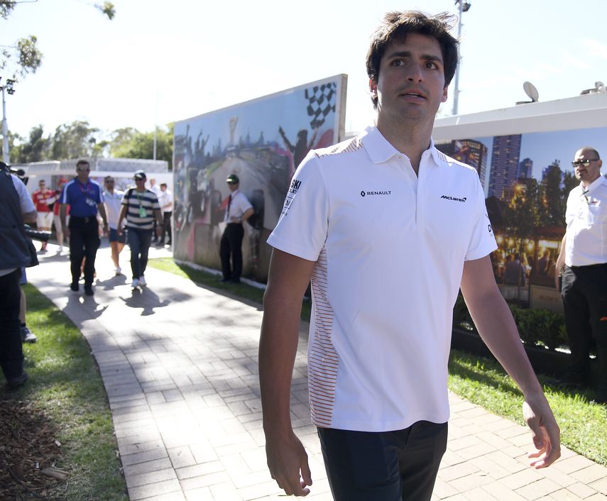 &nbsp;En esta foto del 12 de marzo de 2020, el piloto de McLaren Carlos Sainz Jr. en el circuito del Gran Premio de Australia en Melbourne. El 14 de mayo del 2020 unirse a Ferrari es el mayor impulso para la carrera de Carlos Sainz Jr. en la F&oacute;rmula Uno. A&uacute;n as&iacute; el piloto espa&ntilde;ol estar&aacute; bajo m&aacute;s presi&oacute;n al competir junto a Charles Leclerc, considerado una estrella en ascenso