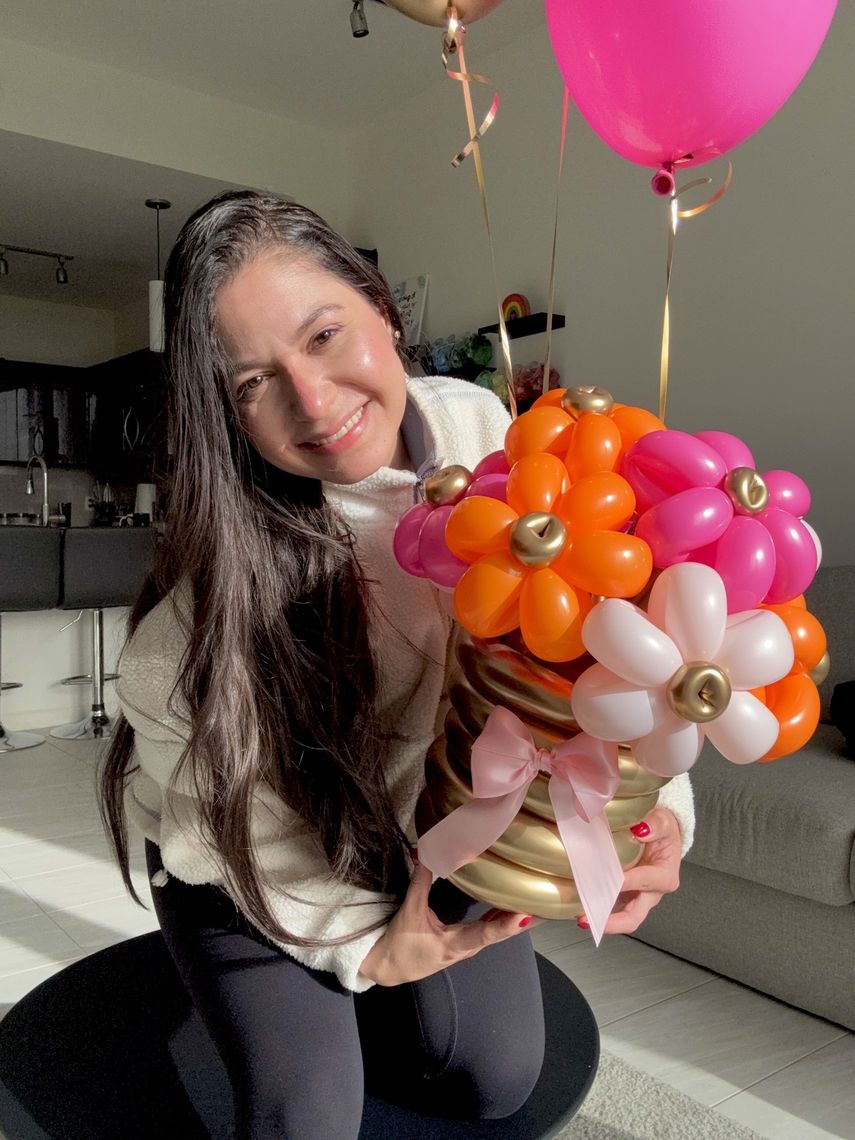 La diseñadora junto a una de sus creaciones.&nbsp;