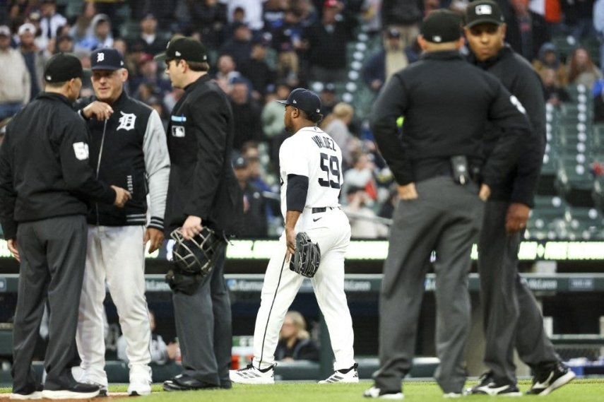 El dominicano Framber Valdez #59 de los Detroit Tigers camina hacia el vestuario tras ser expulsado del partido durante la cuarta entrada contra los Medias Rojas de Boston&nbsp;