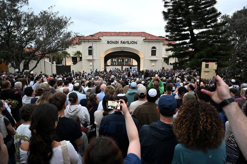 &nbsp;Los dolientes se reúnen en un homenaje en el Bondi Pavilion en memoria de las víctimas de un tiroteo en Bondi Beach, en Sídney, el 16 de diciembre de 2025.&nbsp;